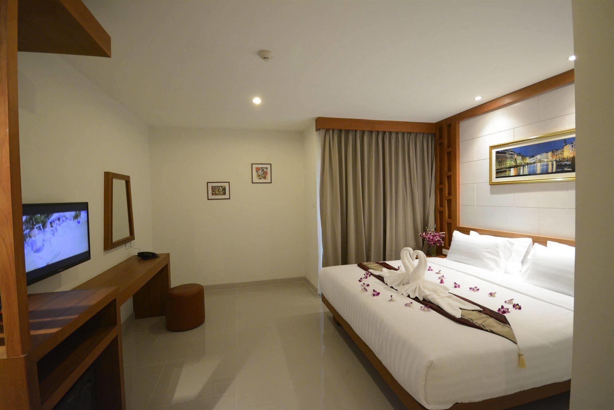 The Patong Center Hotel Екстериор снимка