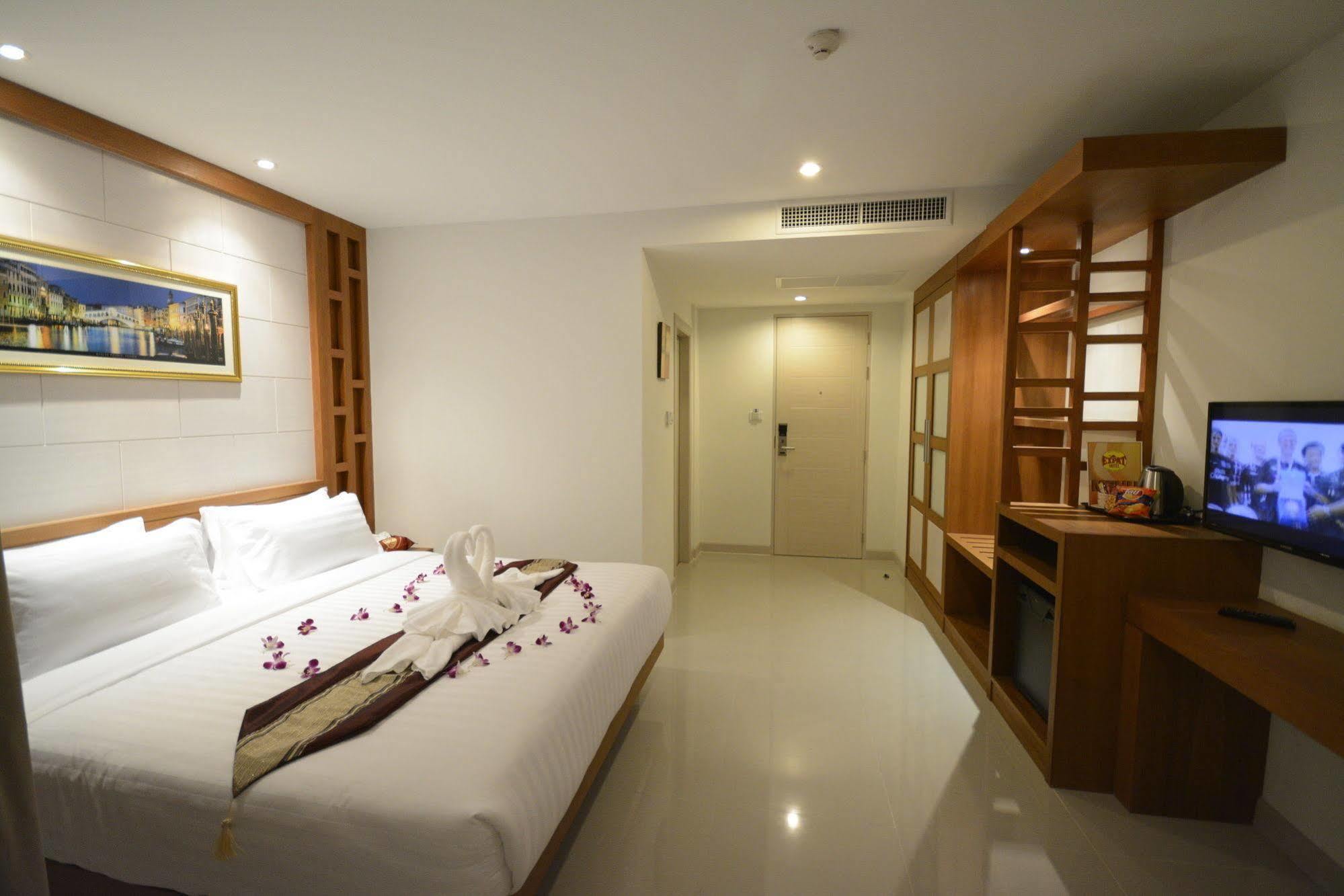 The Patong Center Hotel Екстериор снимка
